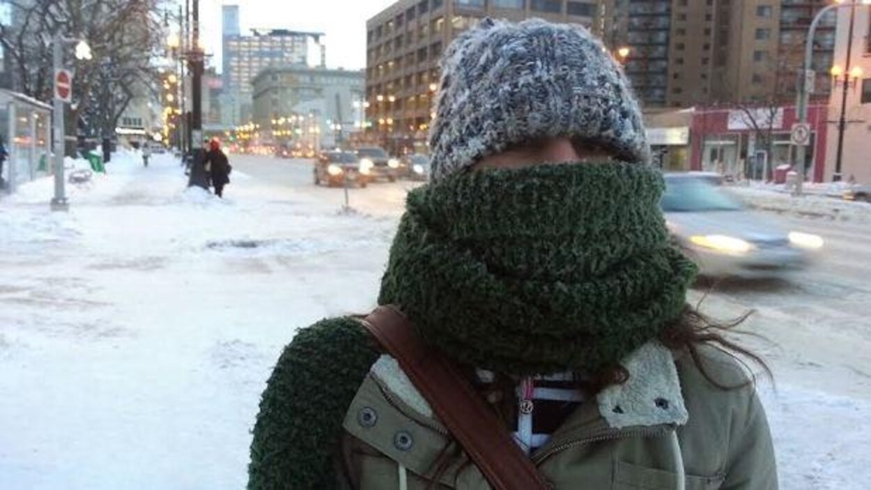 Une femme avec le visage couvert d'un foulard.