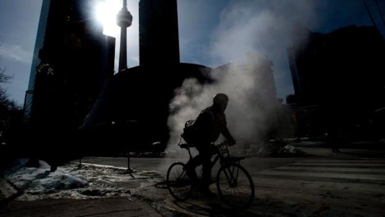 Un cycliste à Toronto en hiver.