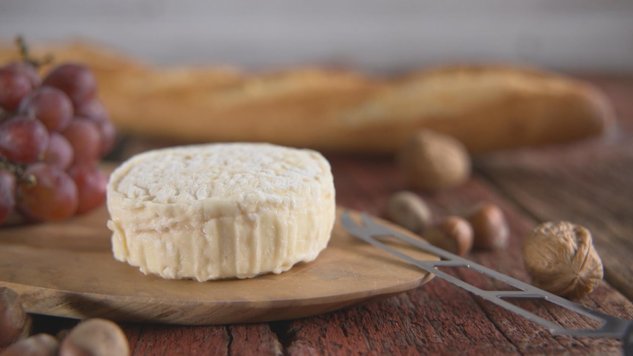 Un fromage sur une planche à découper.