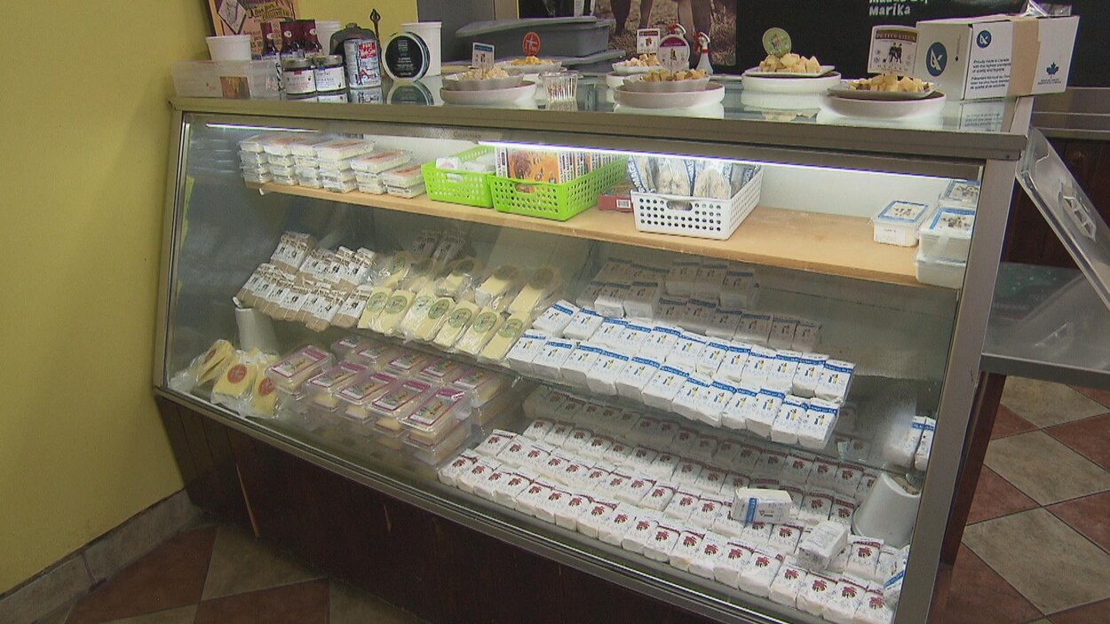 Présentoir de fromages de la fromagerie Médard, de Saint-Gédéon