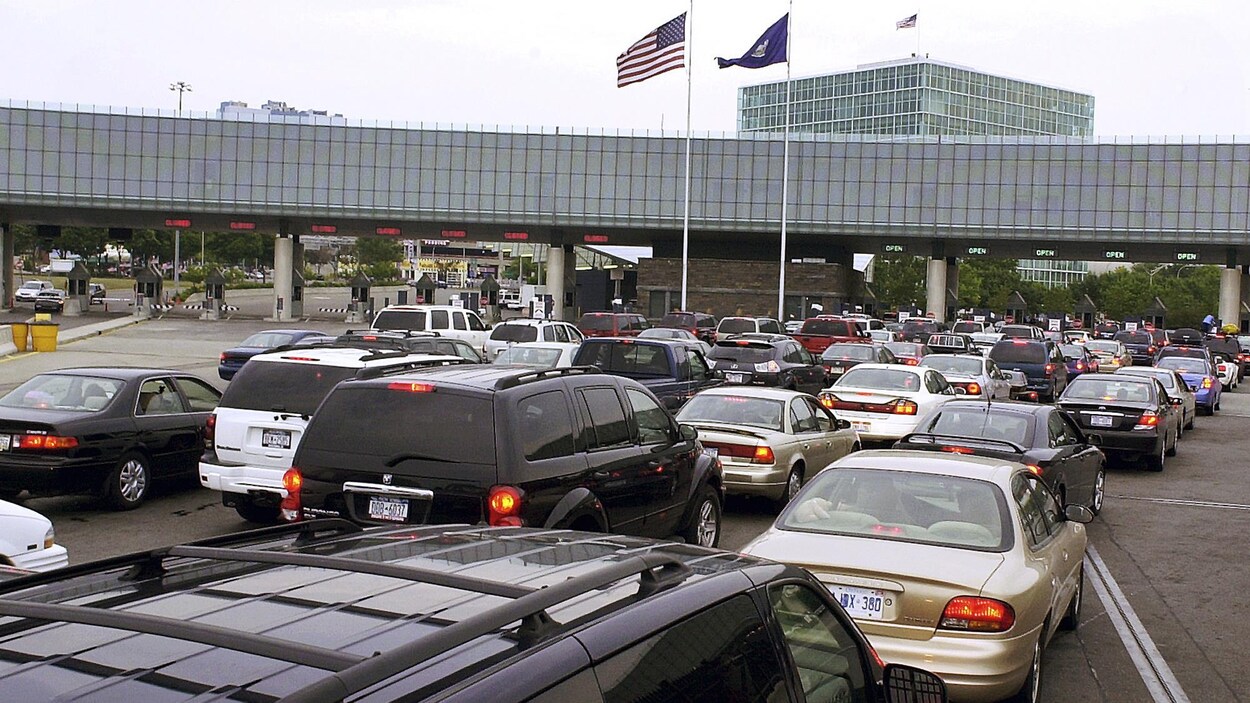 Des dizaines d'automobiles prises dans une congestion au point d'entrée de Niagara Falls.