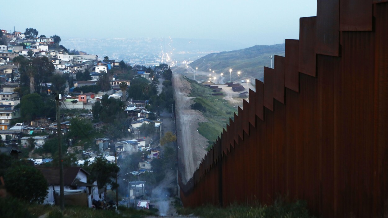 Un mur d'acier sépare le Mexique des États-Unis sur plusieurs kilomètres.
