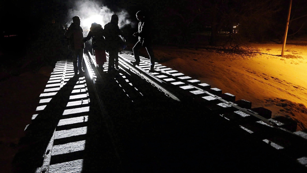 Huit migrants tentent de pénétrer au Canada en traversant une voie ferrée. Huit migrants tentent de pénétrer au Canada en traversant une voie ferrée.