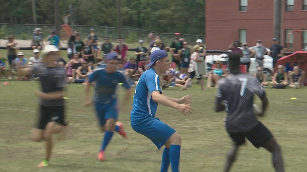 L'équipe du Sud-Est et de la région de Kent se sont affrontés au frisbee ultime.