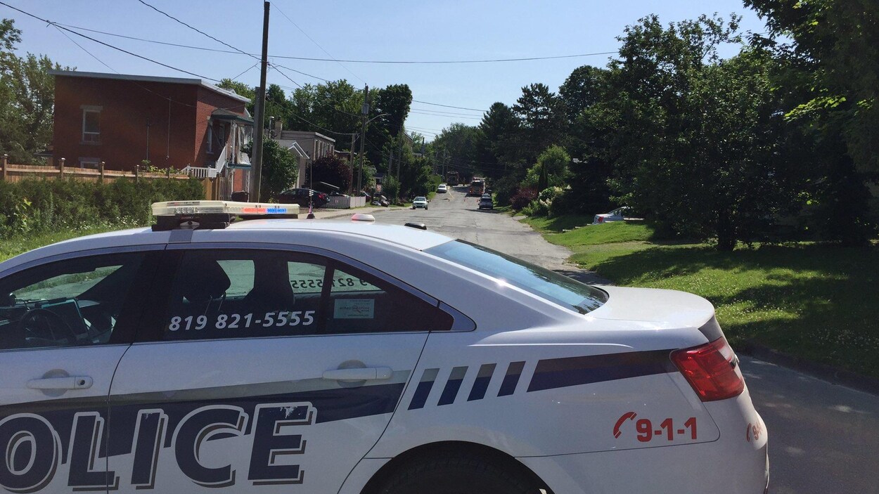 Une voiture de police sur la rue Brébeuf.