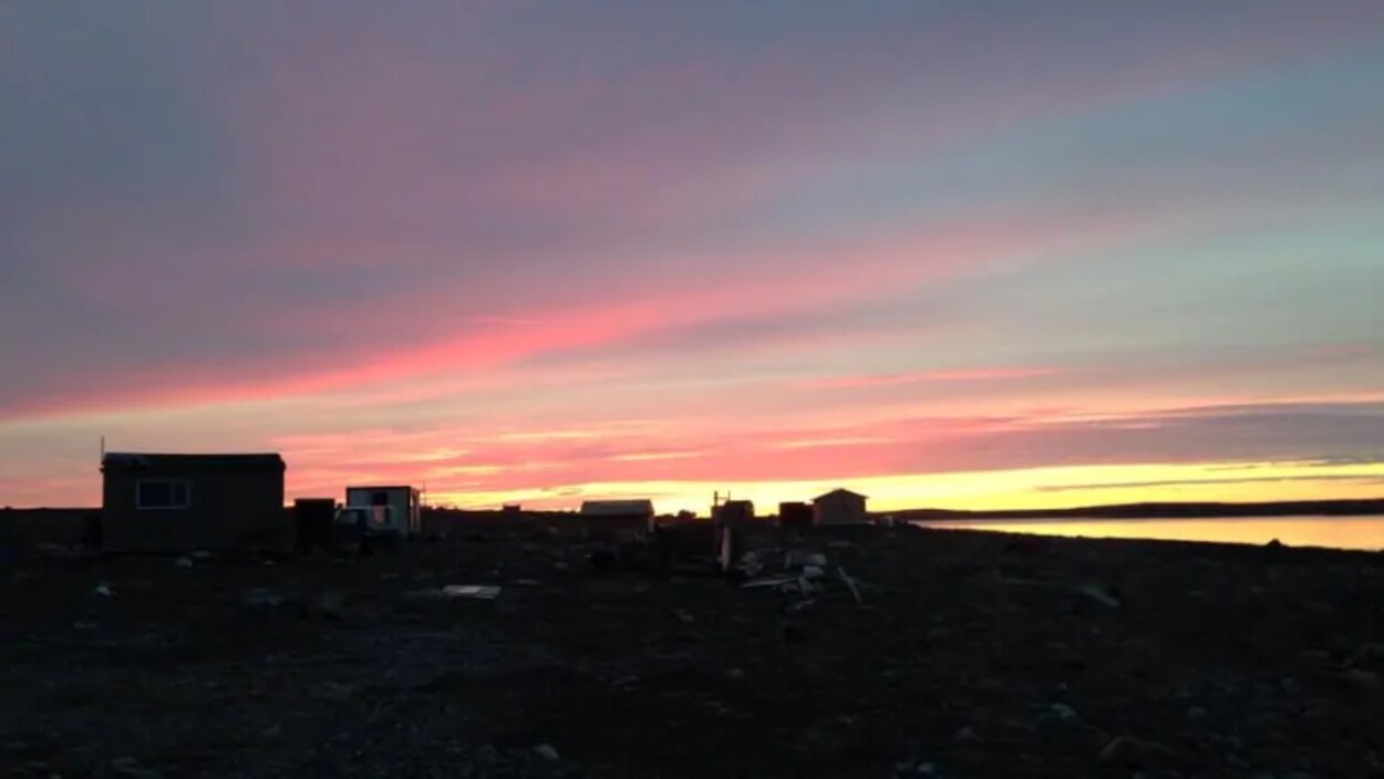 Coucher de soleil sur la petite ville de Rankin Inlet.
