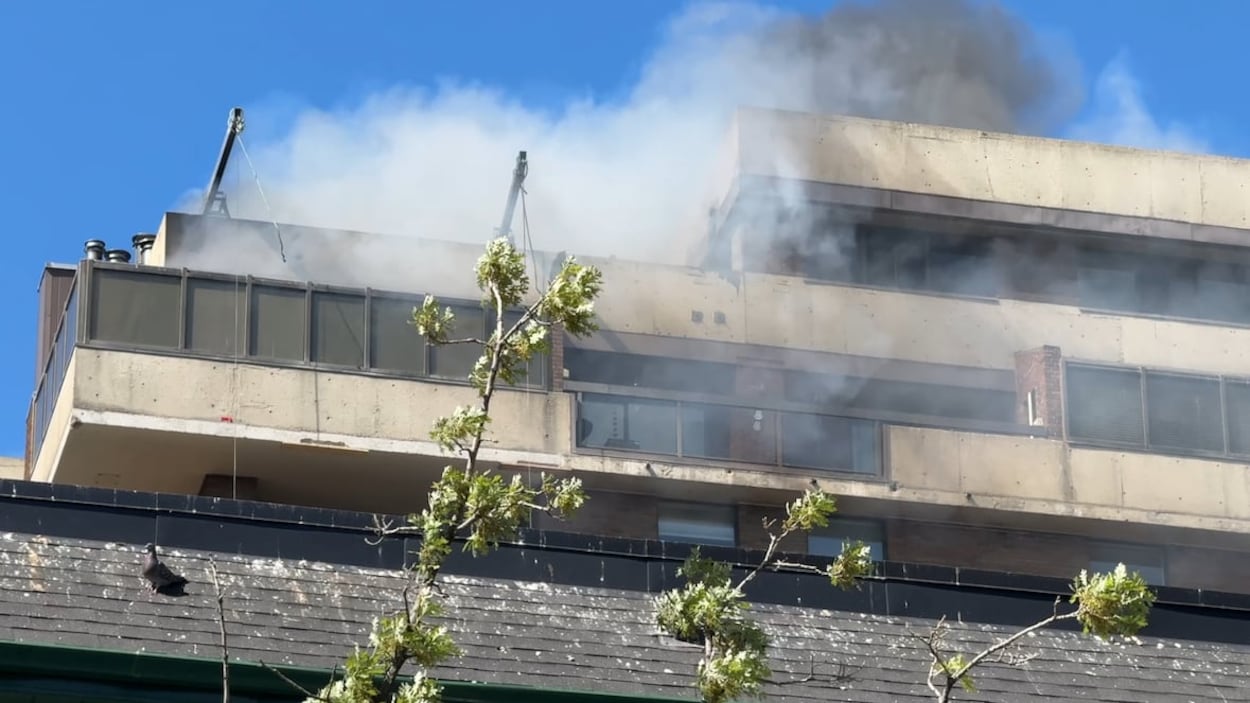 Les pompiers ont lutté contre un feu dans un immeuble du sud-ouest de Calgary