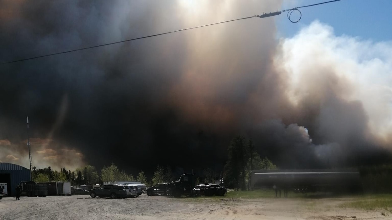 De la fumée causée par un incendie de forêt.
