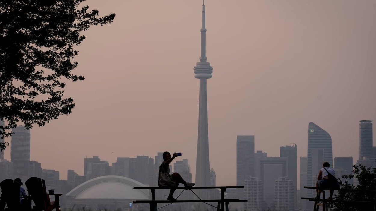 Des orages pourraient « contribuer à dissiper » temporairement la fumée à Toronto