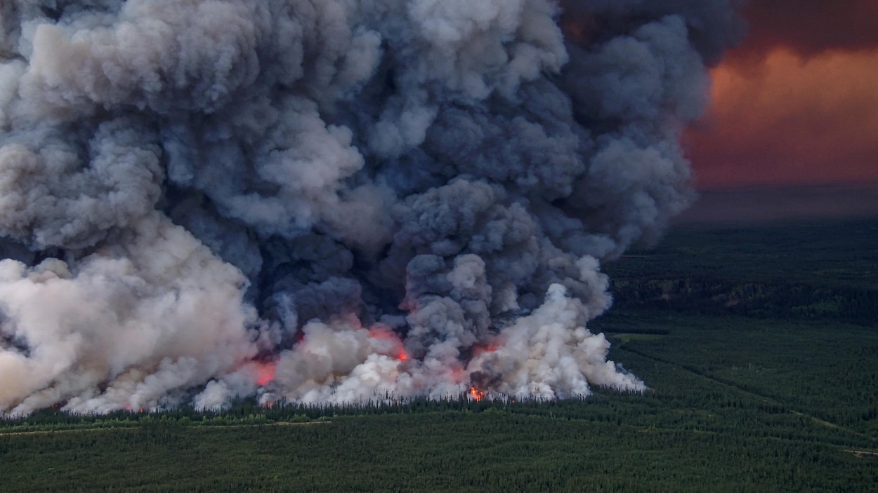 En Alberta, un feu de pétrole brut non maîtrisé cause une fumée