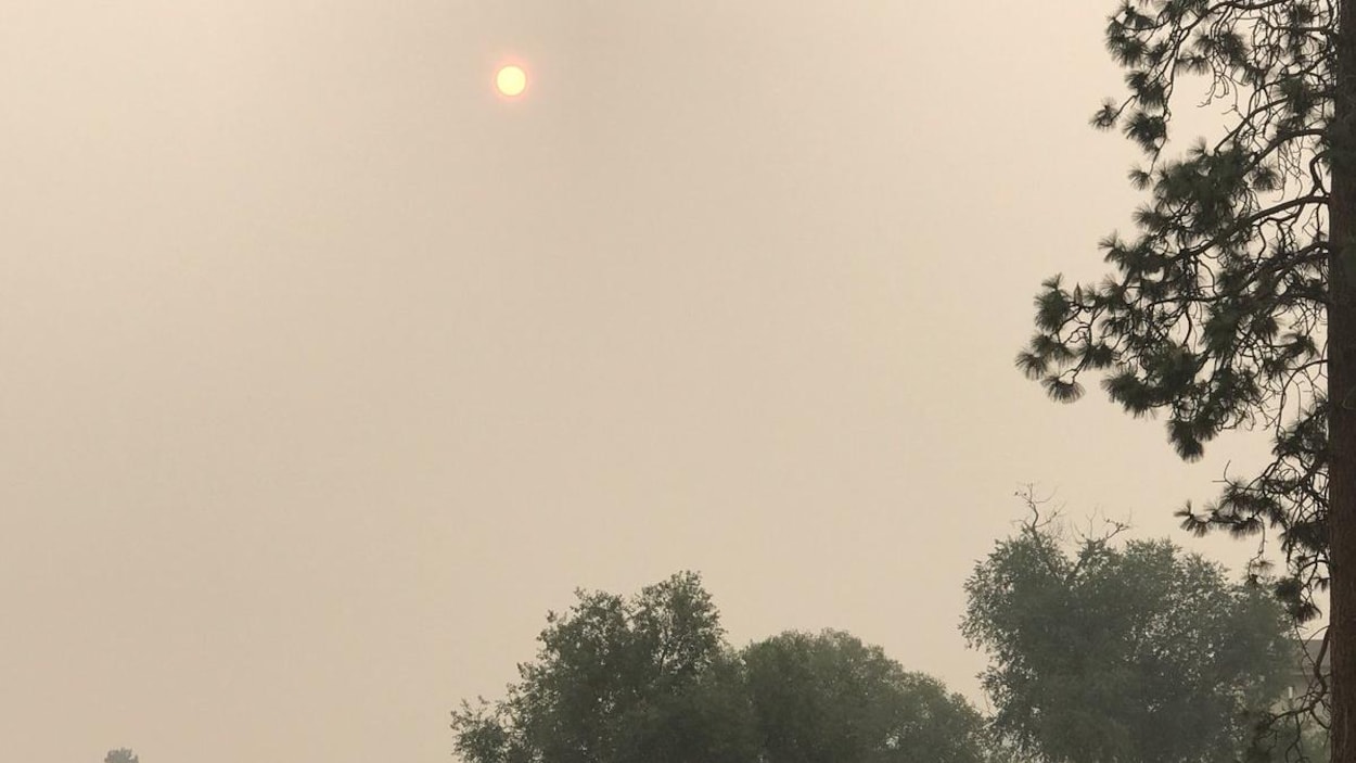 Le soleil perce difficilement la fumée des feux de forêt à Kelowna