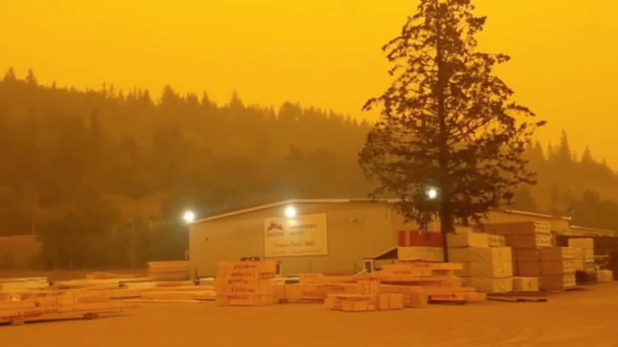 Un hangar a ses éclairages extérieurs allumés à Prince George en raison d'une épaisse fumée provenant des feux de forêt