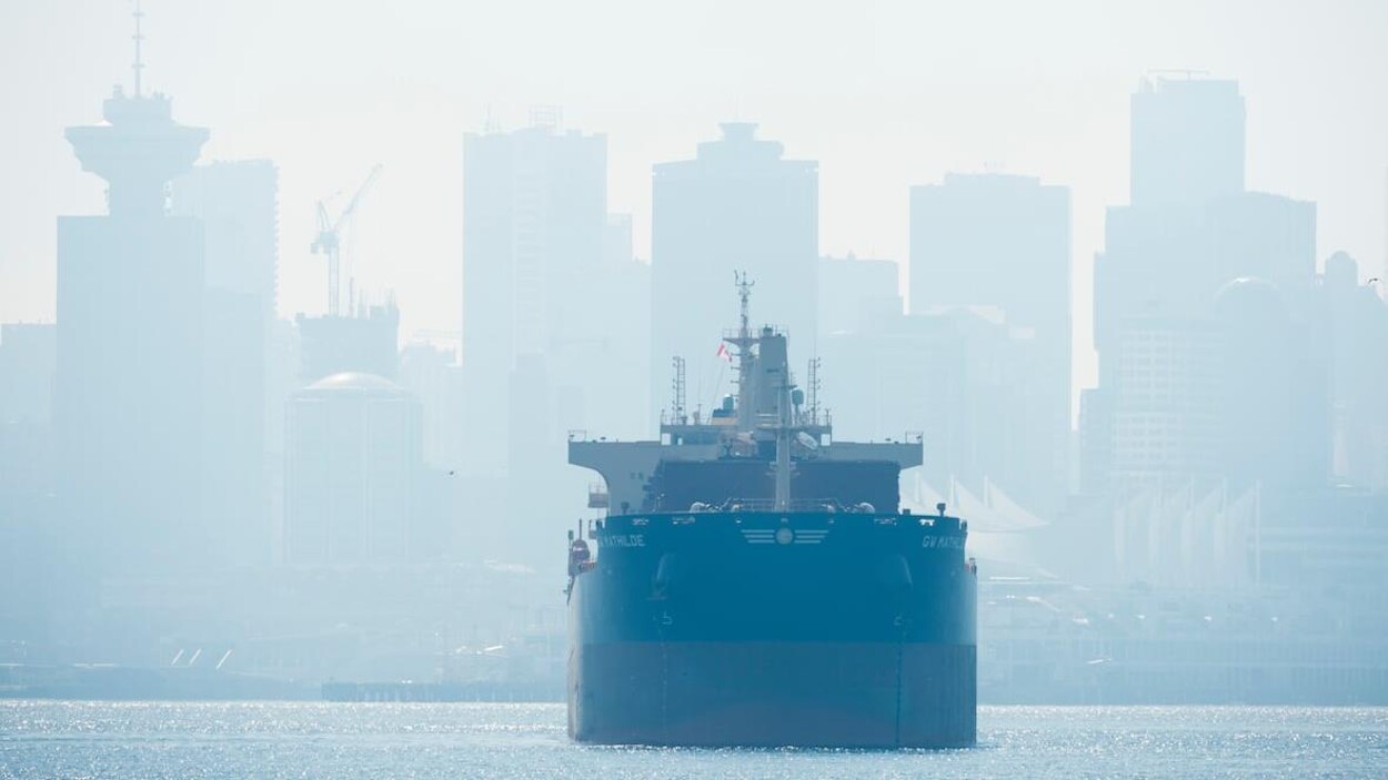 Le ciel de Vancouver est enfumé au point où on aperçoit mal les gratte-ciel du centre-ville, derrière un paquebot en avant-plan.