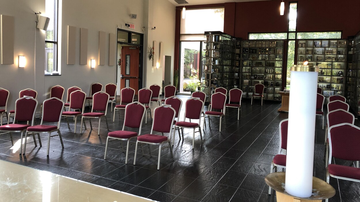 Des chaises espacées dans une chapelle.