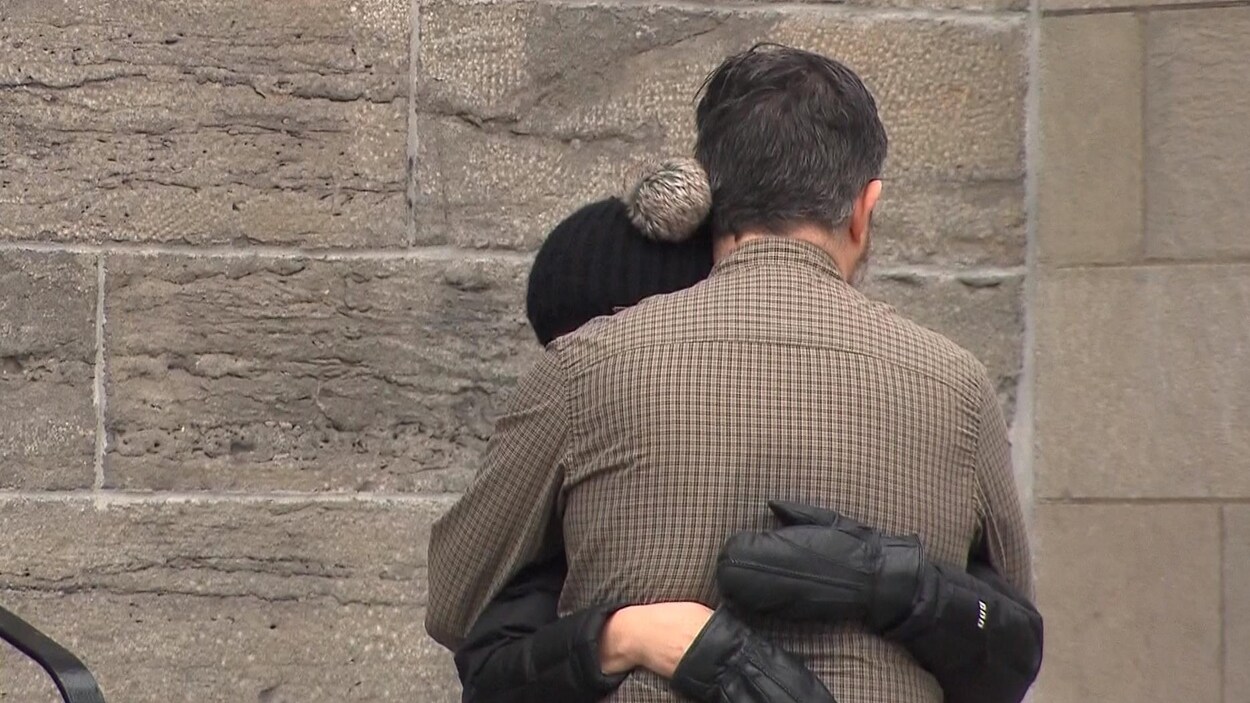 Deux personnes se font un câlin.
