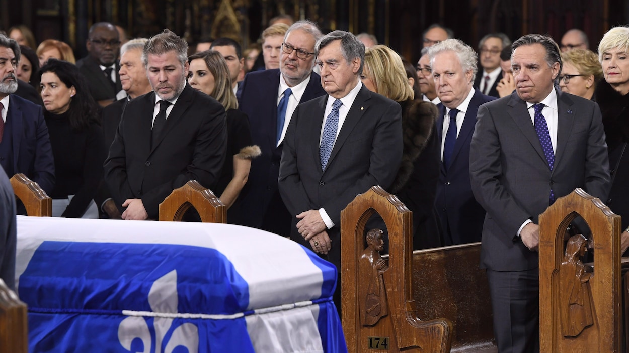 Pascal Bérubé, Lucien Bouchard et François Legault regardent le cercueil de Bernard Landry, recouvert d'un drapeau du Québec, à la basilique Notre-Dame.