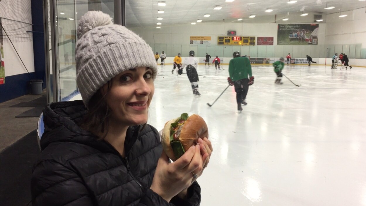 Une photo de Nicole Lavergne-Smith et un hamburger Une photo de Nicole Lavergne-Smith et un hamburger