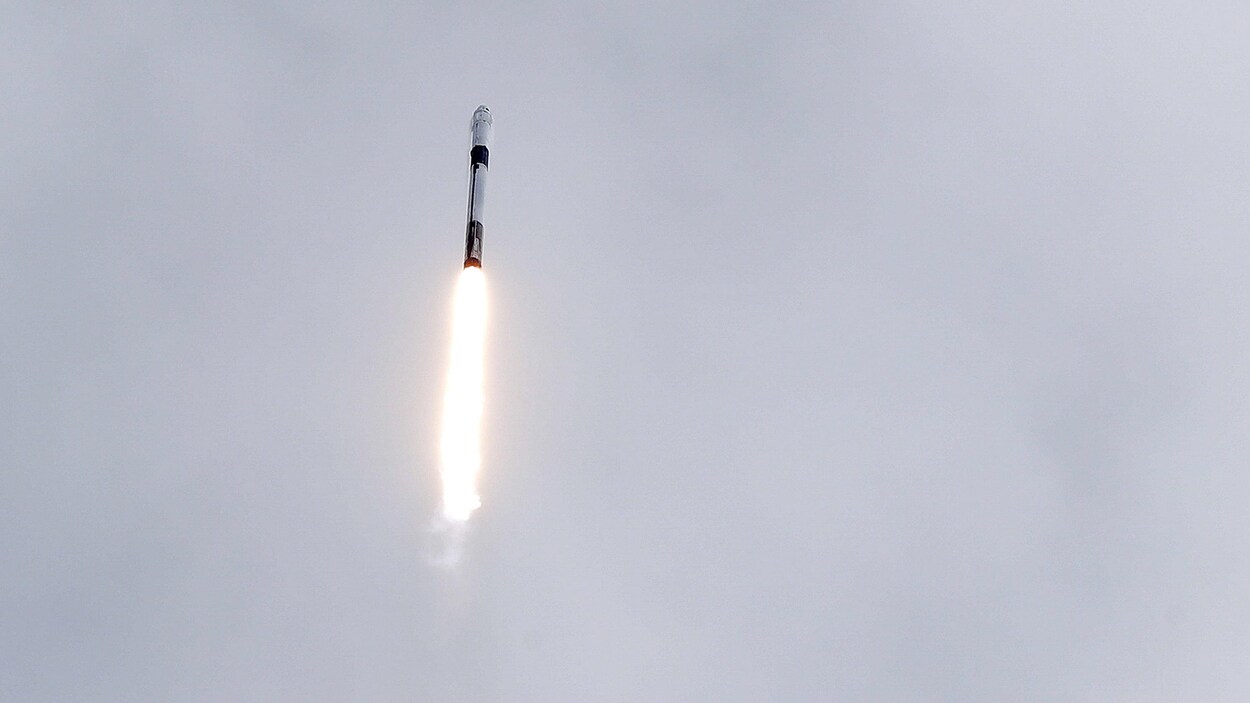 Une fusée Falcon 9, de SpaceX, après le décollage pour un vol d'essai.