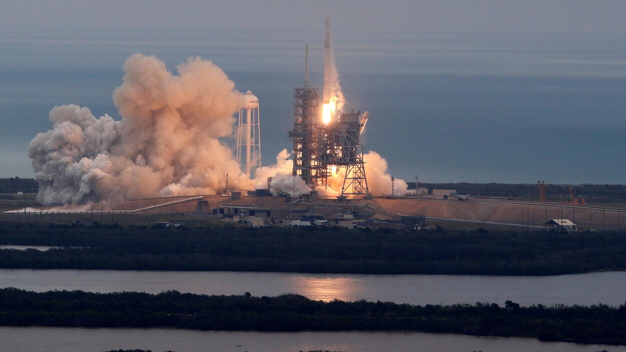 Une fusée Falcon 9, de l'entreprise SpaceX, a décollé du Centre spatial Kennedy, en Floride, le 19 février 2017. Une fusée Falcon 9, de l'entreprise SpaceX, a décollé du Centre spatial Kennedy, en Floride, le 19 février 2017.