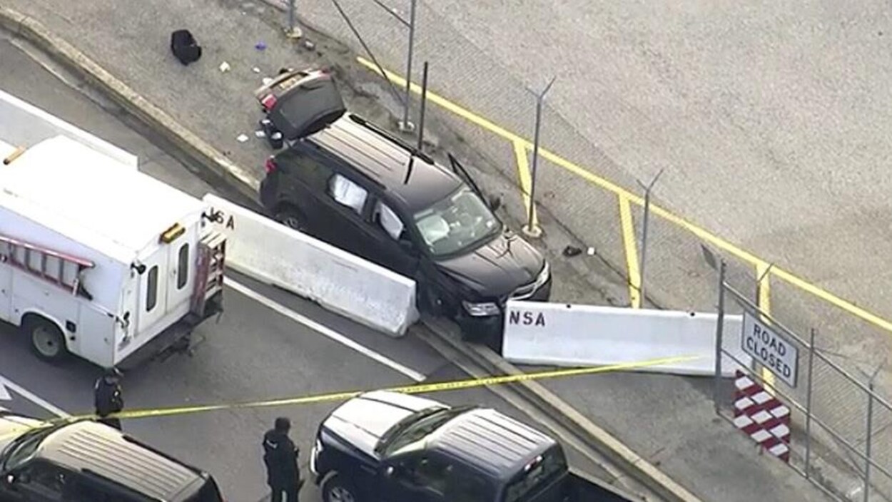 Un véhicule noir endommagé à l'entrée du siège de la NSA. Un véhicule noir endommagé à l'entrée du siège de la NSA.