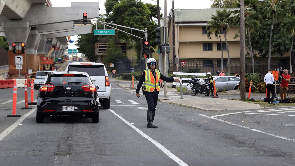 Des policiers dirigent la circulation.