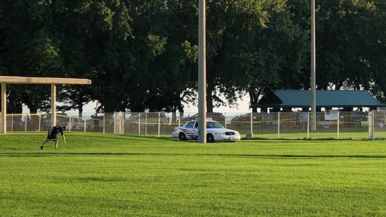 Un véhicule de police dans un parc.