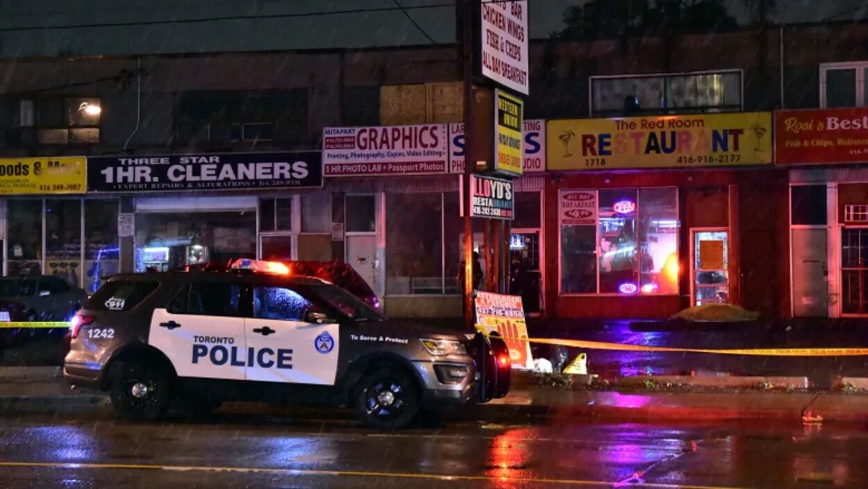 Un VUS de police garé dans une rue.