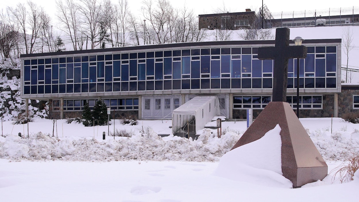 La façade de l'hôtel de ville sous la neige.