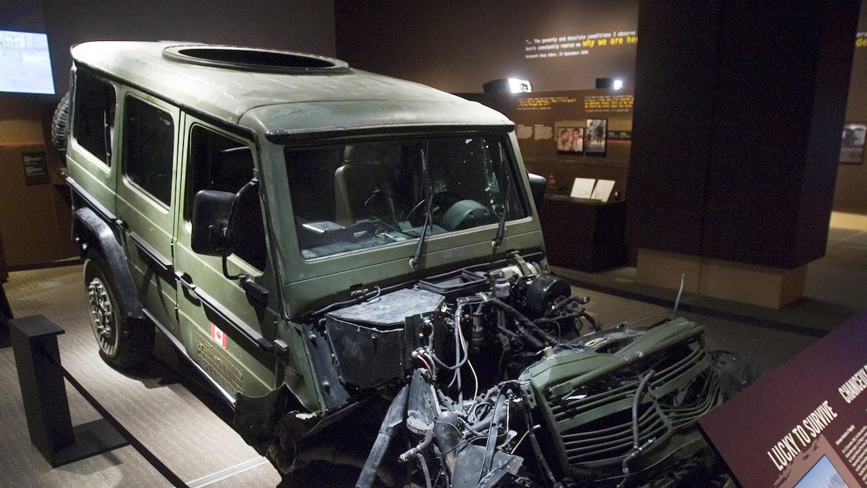 Un véhicule de type Jeep dont le devant est fortement endommagé.