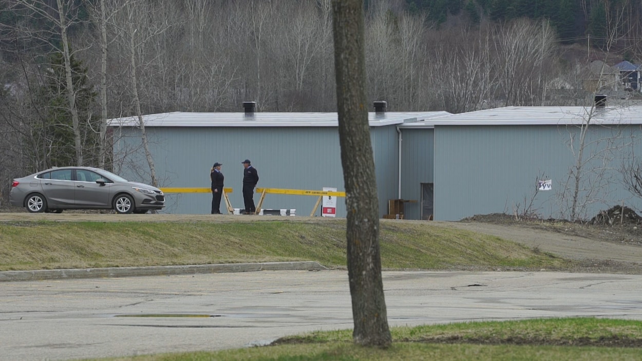 Deux agents de sécurité montent la garde près d'un bâtiment à Clermont.