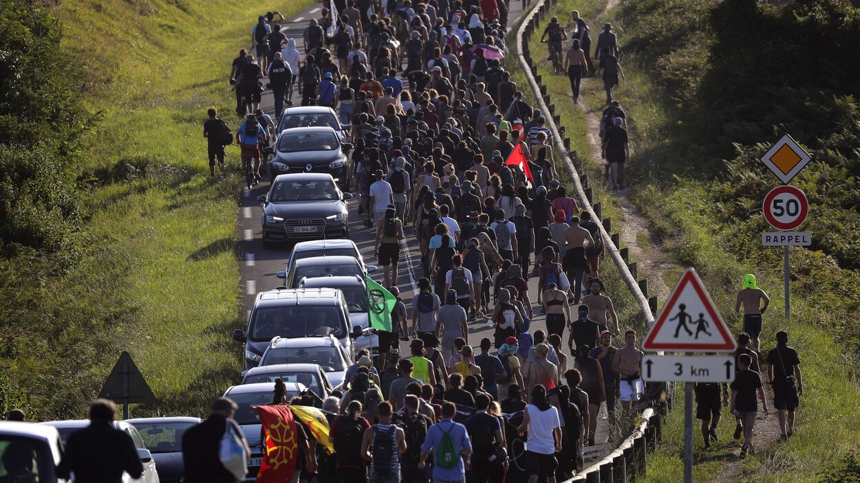 Des anti-G7 marchent près de leur camp à Hendaye non loin de Biarritz.