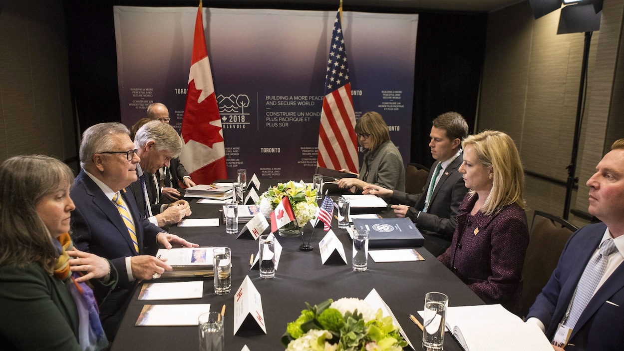 Le ministre fédéral de la Sécurité publique, Ralph Goodale (au centre à gauche) en compagnie notamment de la secrétaire américaine à la Sécurité intérieure Kirstjen Nielsen (au centre à droite) dans le cadre d'une rencontre, lundi à Toronto, entre les ministres de la Sécurité des pays membres du G7. Le ministre fédéral de la Sécurité publique, Ralph Goodale (au centre à gauche) en compagnie notamment de la secrétaire américaine à la Sécurité intérieure Kirstjen Nielsen (au centre à droite) dans le cadre d'une rencontre, lundi à Toronto, entre les ministres de la Sécurité des pays membres du G7.