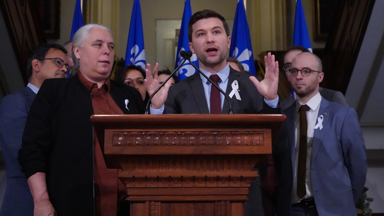 Gabriel Nadeau-Dubois et Manon Massé, devant un lutrin.