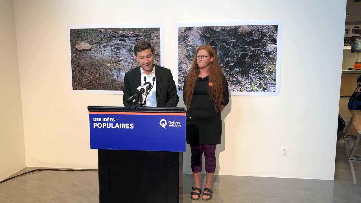 Le porte-parole de Québec solidaire, Gabriel Nadeau-Dubois et la candidate dans Bonaventure, Catherine Cyr Wright