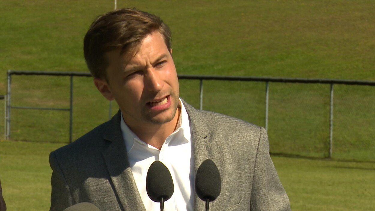 Gabriel Nadeau-Dubois est en point de presse à l'extérieur, sous le soleil. Gabriel Nadeau-Dubois est en point de presse à l'extérieur, sous le soleil.