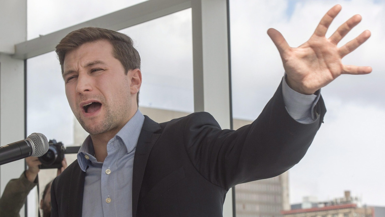 Gabriel Nadeau-Dubois, annonçant qu'il se lance en politique active avec Québec solidaire au musée Pointe-à-Callière de Montréal