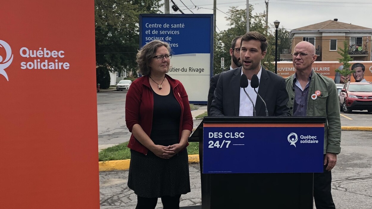 Le co-porte-parole de Québec solidaire Gabriel Nadeau-Dubois en compagnie des candidats Valérie Delage, Steven Roy Cullen et Simon Piotte.