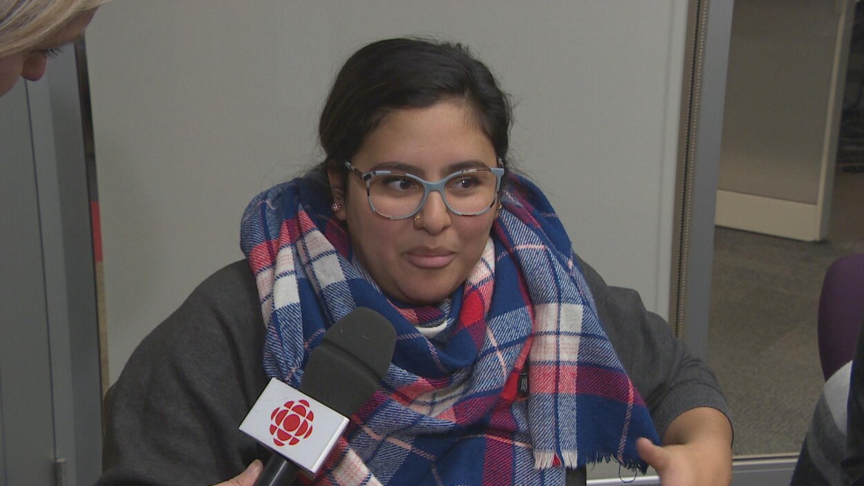 Plan moyen de Gabriela Quintanilla donnant une entrevue assise dans une salle de réunion.