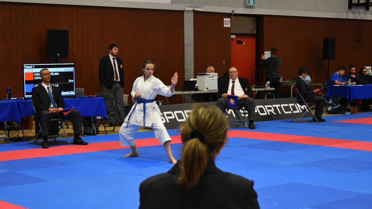 Une jeune karatéka en position de combat.