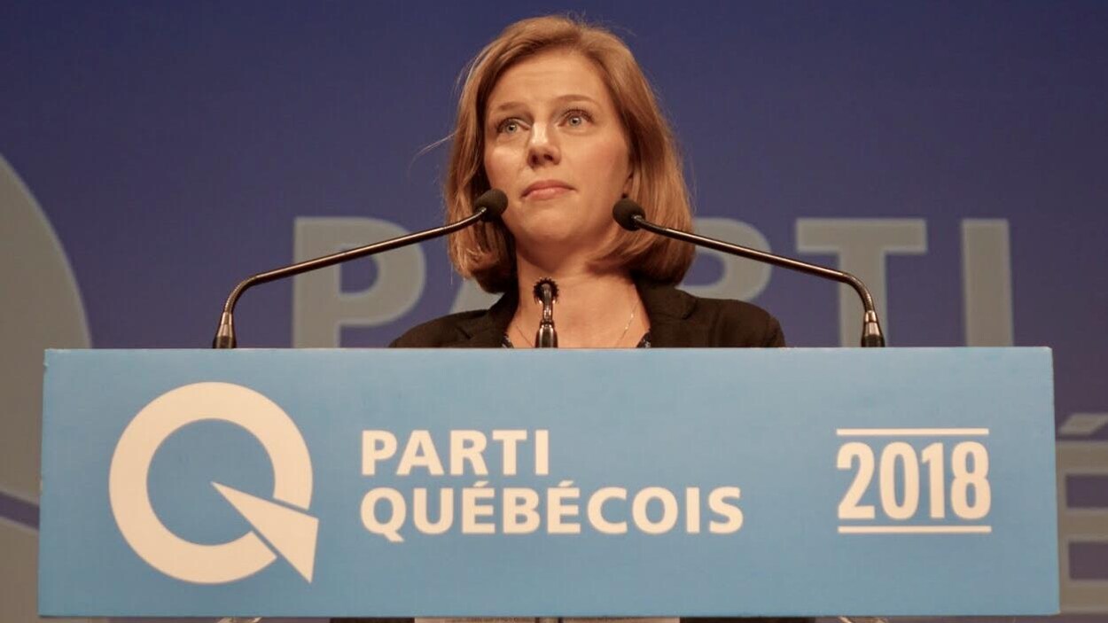 Mme Lemieux derrière un lutrin.