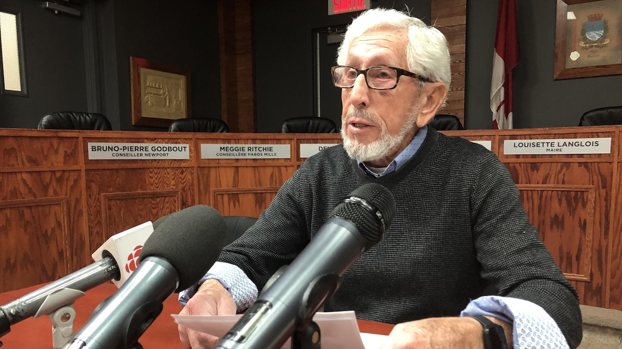 Gaétan Cousineau lors d'un point de presse.