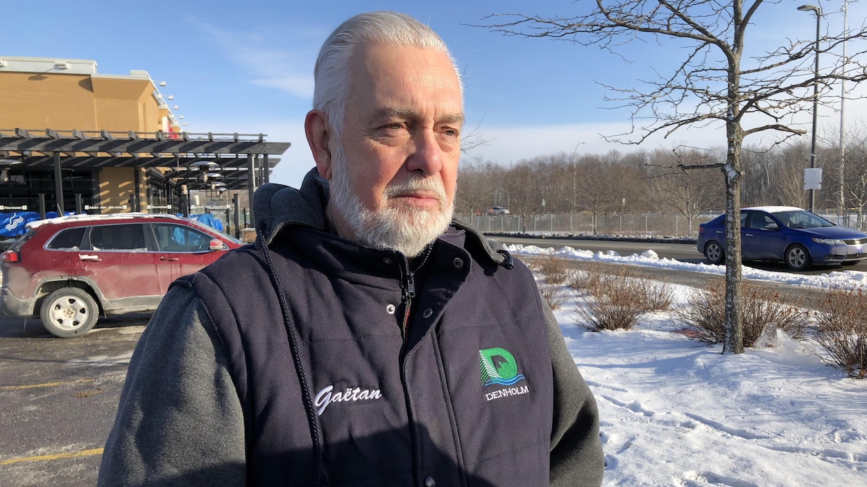 Un homme en entrevue avec Radio-Canada.