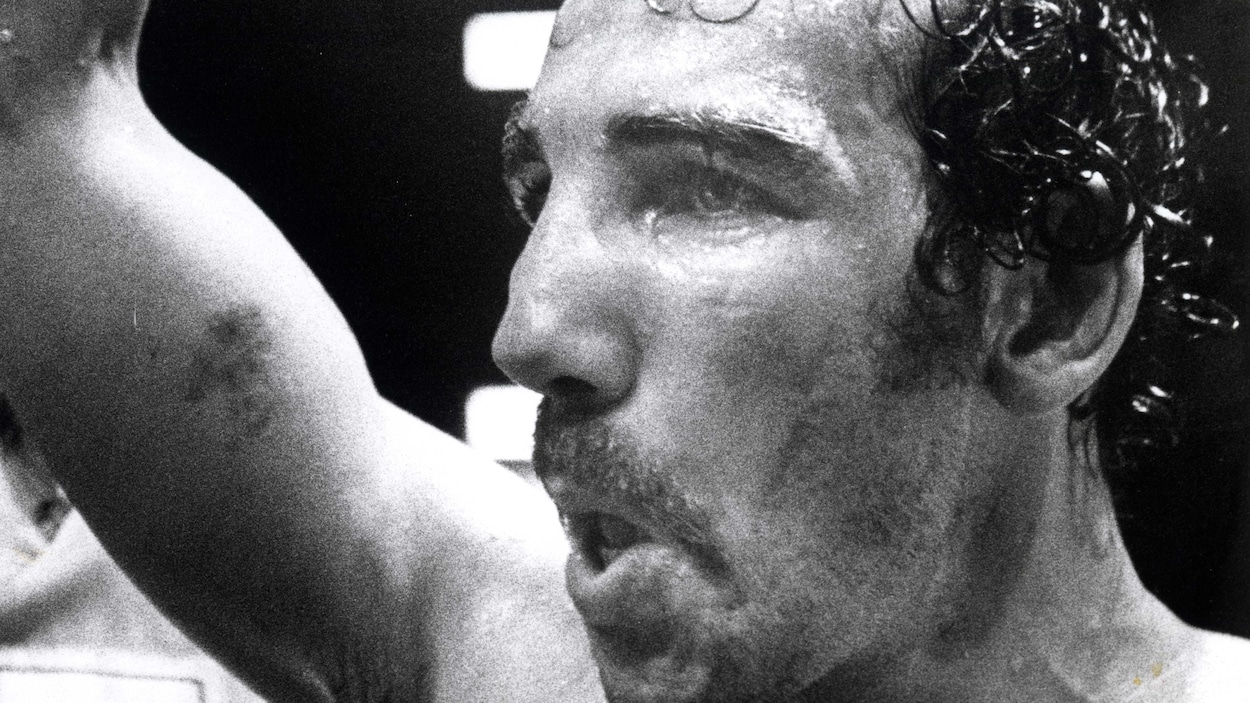 Le boxeur Gaëtan Hart de Buckingham lève la main en signe de victoire après un K.-O. technique.