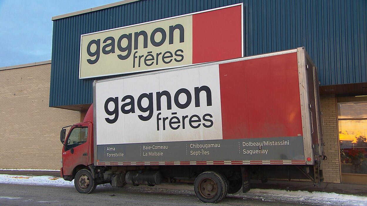 Un camion de l'entreprise est stationné devant la porte du magasin. Les deux ont le logo de Gagnon Frères.