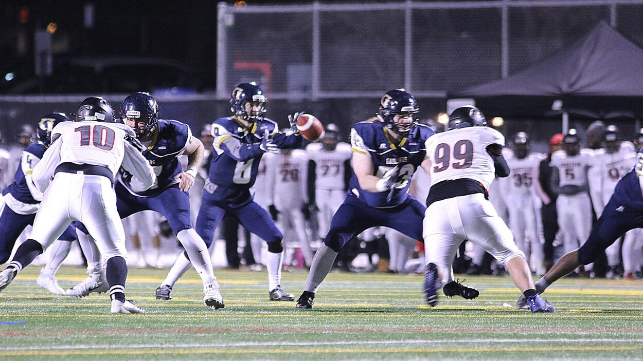 Deux équipes de football collégial s'affrontant