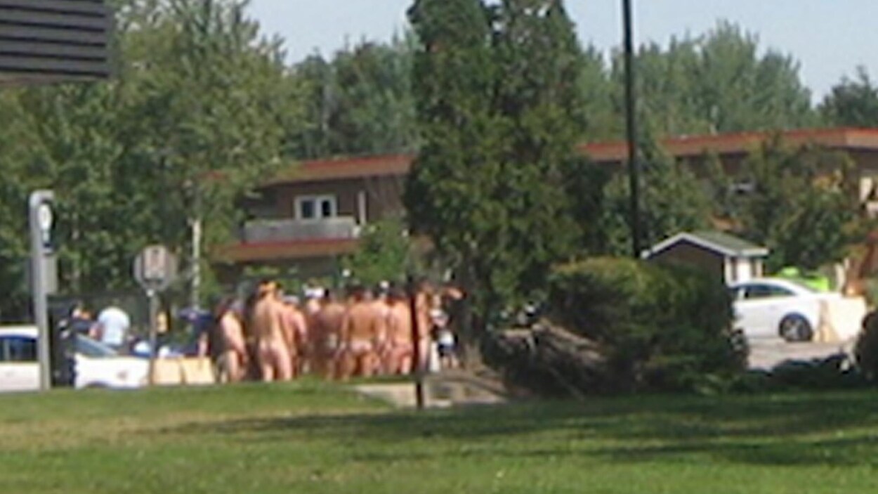 Un groupe nu en arrière-plan.