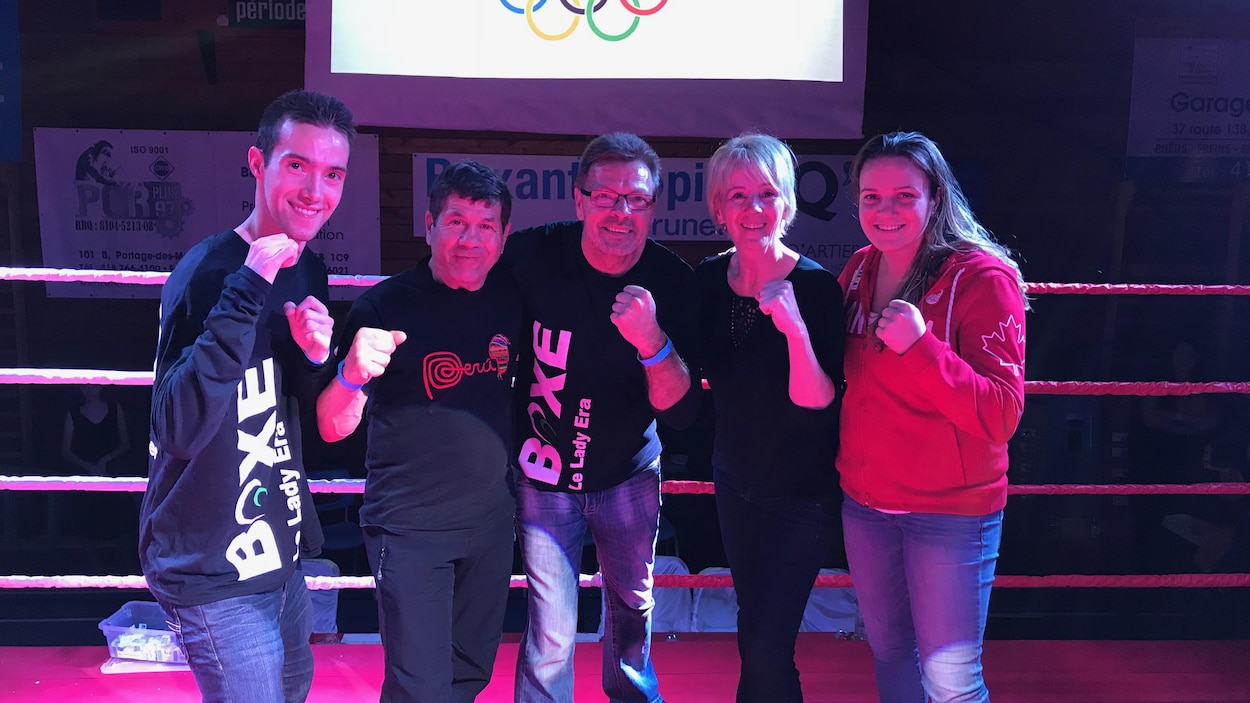 Les cinq personnes montrent les poings sur le ring de boxe. Les cinq personnes montrent les poings sur le ring de boxe.