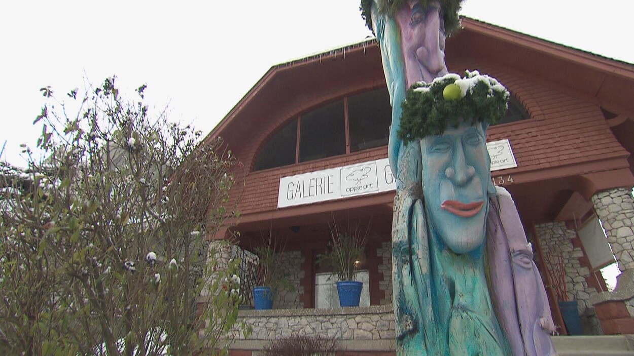 Une sculpture en bois réalisée dans un tronc d'arbre orne le devant de la galerie Apple Art à Moncton