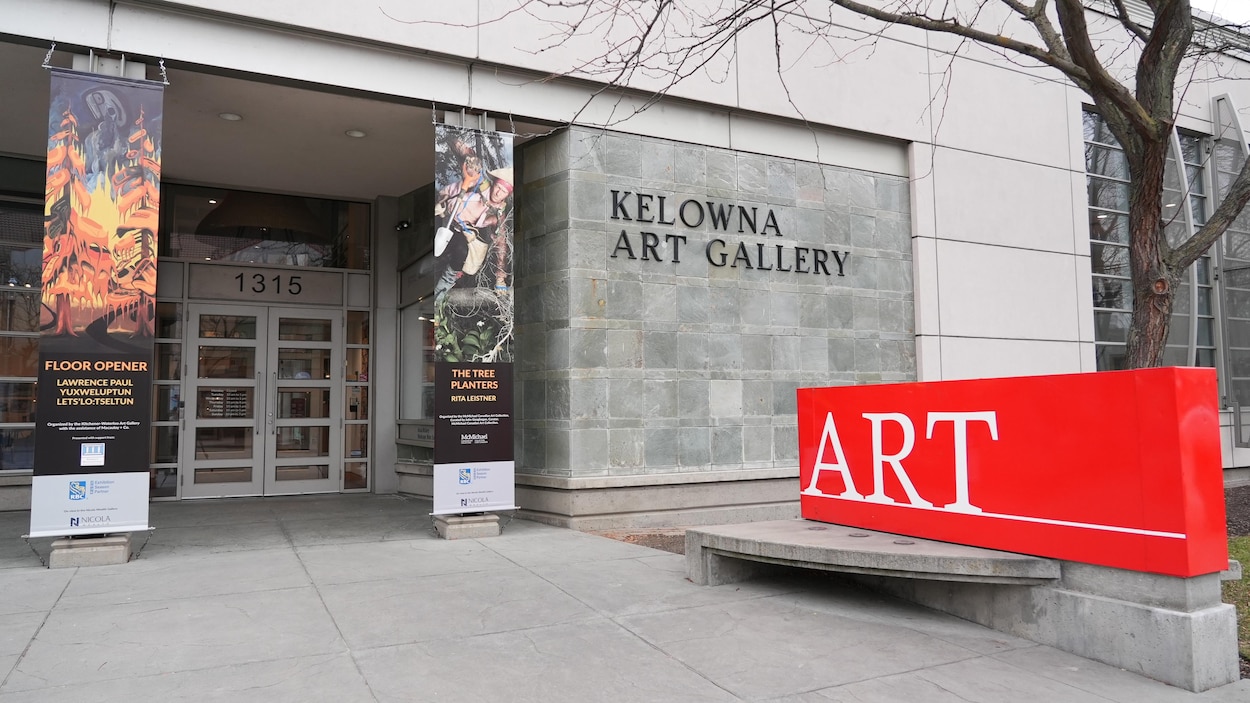Planter des arbres comme préparation à la photographie de guerre