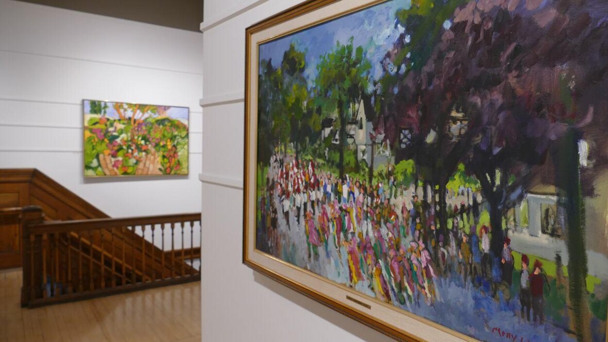 Une toile vue de près accrochée au mur d'une galerie d'art.
